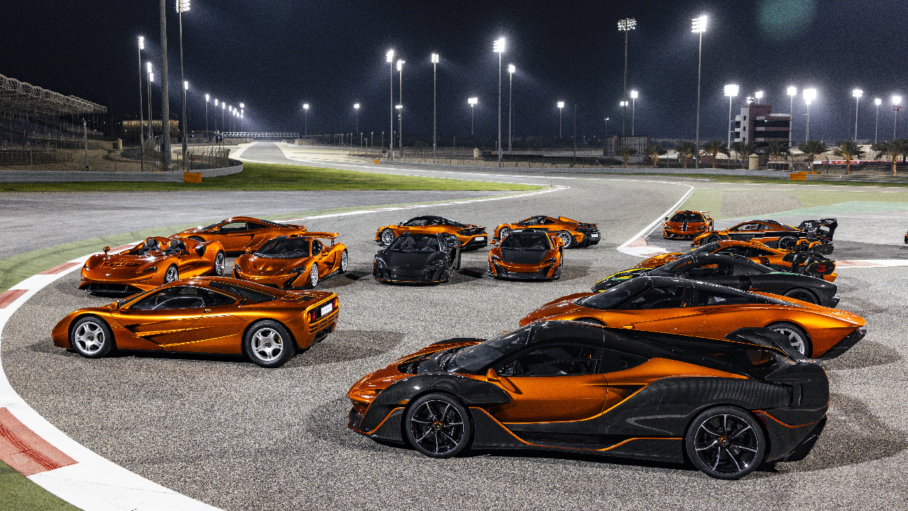 La colección de autos McLaren cuenta con 18 autos color naranja Mansour y dos con fibra de carbono.