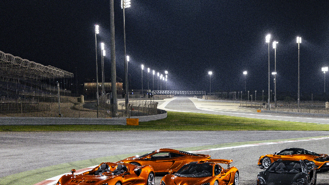 La colección de autos McLaren cuenta con 18 autos color naranja Mansour y dos con fibra de carbono.