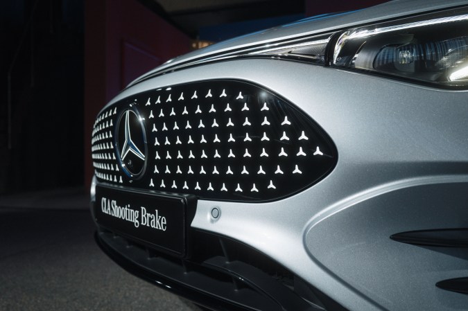Mercedes-Benz CLA Shooting Brake 2026 tiene una parrilla iluminada con más de 142 estrellas cromadas.