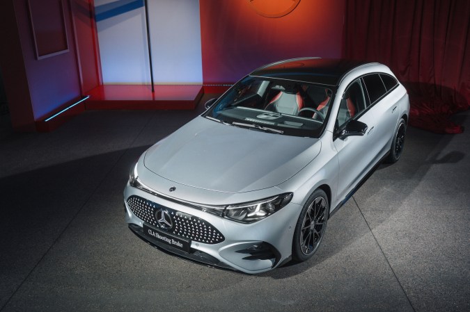 Mercedes-Benz CLA Shooting Brake 2026 tiene un techo panorámico único.