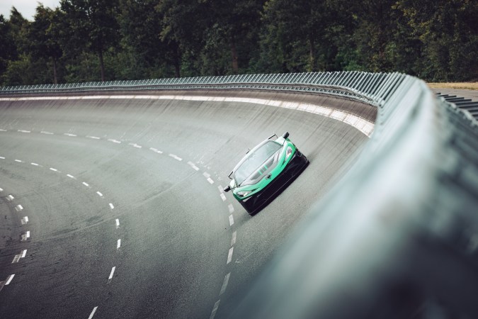 Descubre el Rimac Nevera R, campeón de velocidad y aerodinámica.