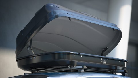 Un portaequipaje de techo para auto ayuda a guardar más equipaje.