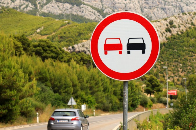 prohibido adelantarse a vehículos