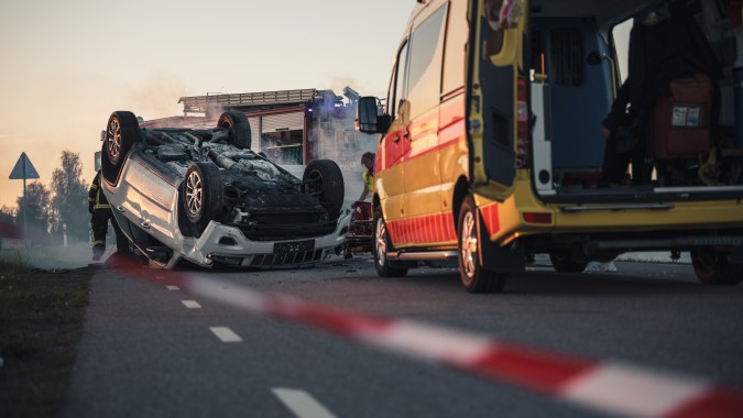 reducir velocidad en presencia de vehículos de emergencia