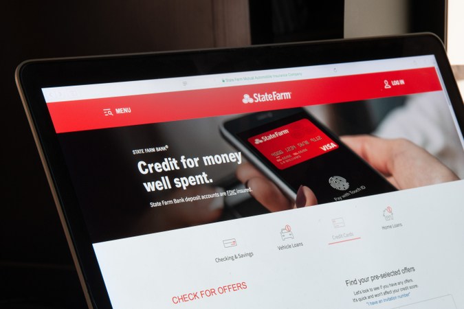 State Farm: Seguros ideales para familias con buen historial crediticio.