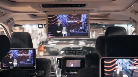 Moderniza tu auto antiguo con estas funciones inteligentes DIY.