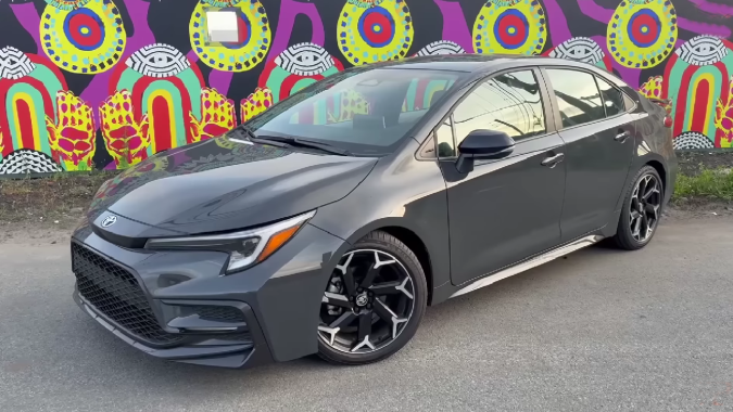 Toyota Corolla FX 2025 tiene detalles estéticos únicos.