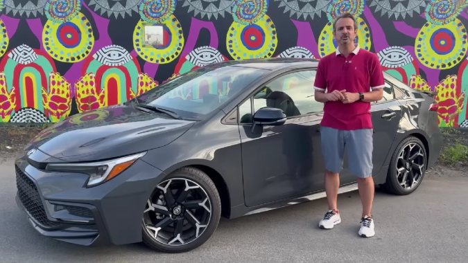 Toyota Corolla FX 2025 tiene detalles que lo distinguen de otros.