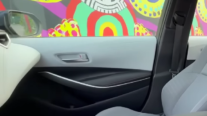 Toyota Corolla FX 2025 tiene un interior cómodo con asientos de tela.