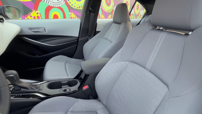 Toyota Corolla FX 2025 tiene un interior cómodo con asientos de tela.