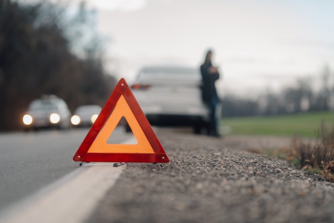 auto accidentado en el camino