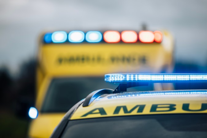 vehículos de emergencia en la carretera