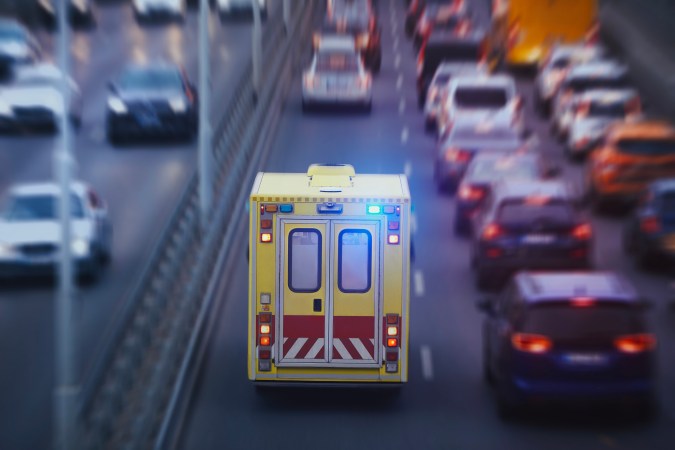 ceder paso a vehículos de emergencia