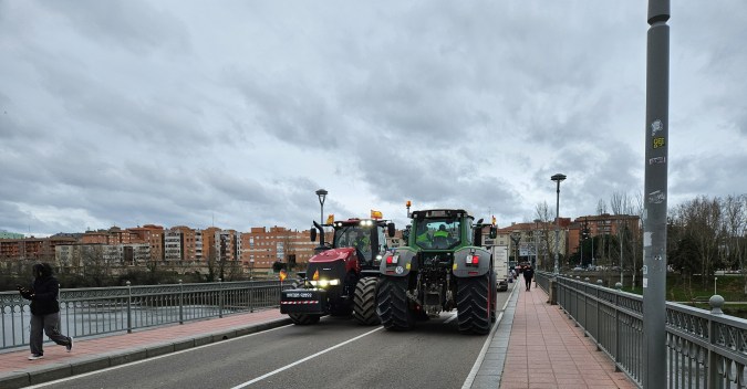 vehículos de marcha lenta en la carretera