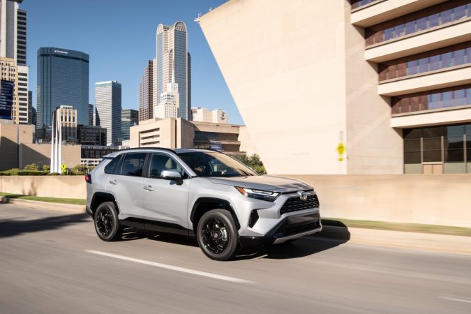 Compara el Nissan Rogue y Toyota RAV4: ¿Cuál es el mejor crossover?