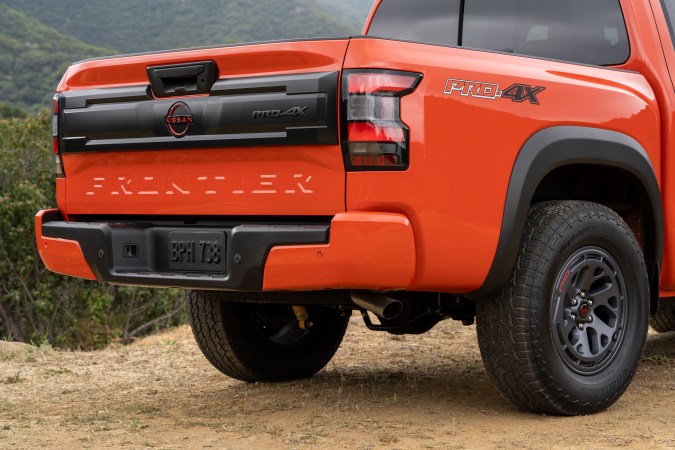 Nissan Frontier 2026 destaca por tener un buen espacio interior y para equipaje.