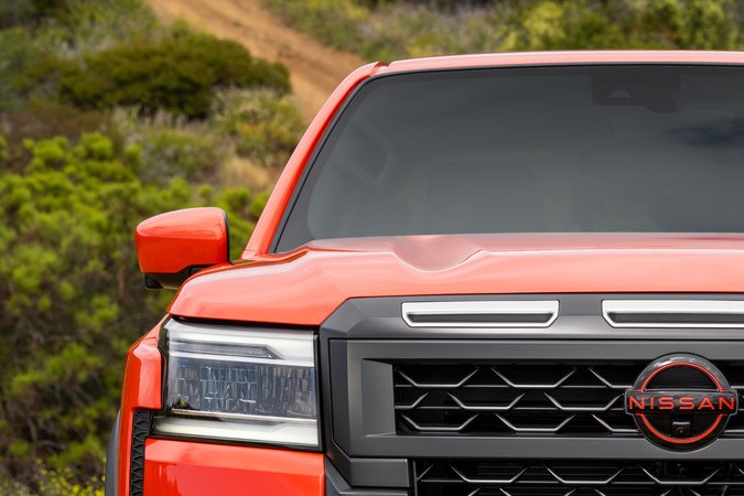 Nissan Frontier 2026 mantiene muchos elementos del modelo 2025.