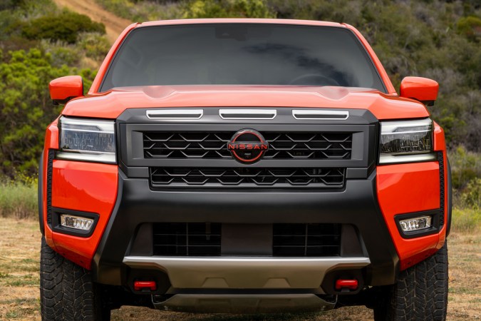 Nissan Frontier 2026 mantiene muchos elementos del modelo 2025.