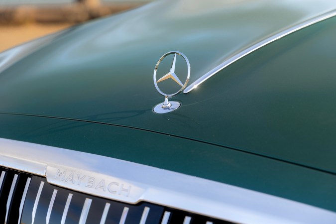 Mercedes Mayback S680 Emerald Isle 2026 tiene acabados de verde y blanco con detalles cromados.