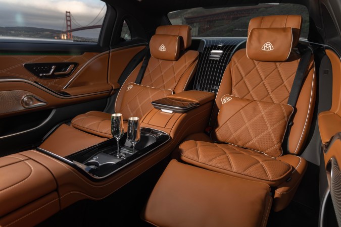 Mercedes Mayback S680 Emerald Isle 2026 tiene accesorios como copas de champagne.