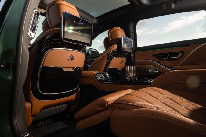 Mercedes Mayback S680 Emerald Isle 2026 tiene un interior exclusivo.