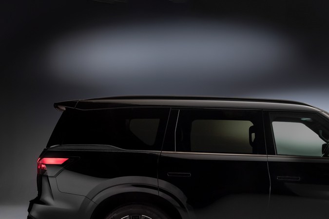 Descubre la Infiniti QX80 Sport 2026: diseño oscuro y elegante.