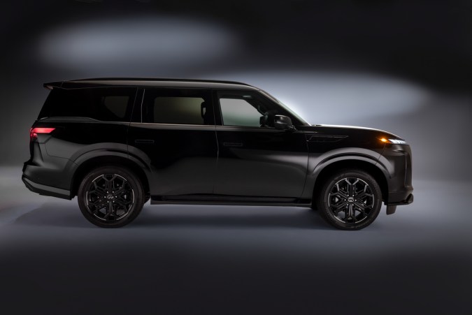 Descubre la Infiniti QX80 Sport 2026: diseño oscuro y elegante.
