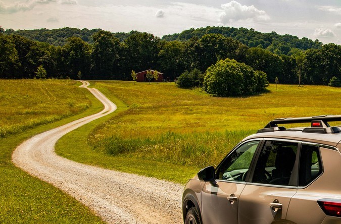 Nissan Rogue vs Toyota RAV4: Batalla de SUVs en eficiencia y estilo.