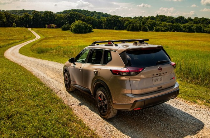 Nissan Rogue vs Toyota RAV4: Batalla de SUVs en eficiencia y estilo.