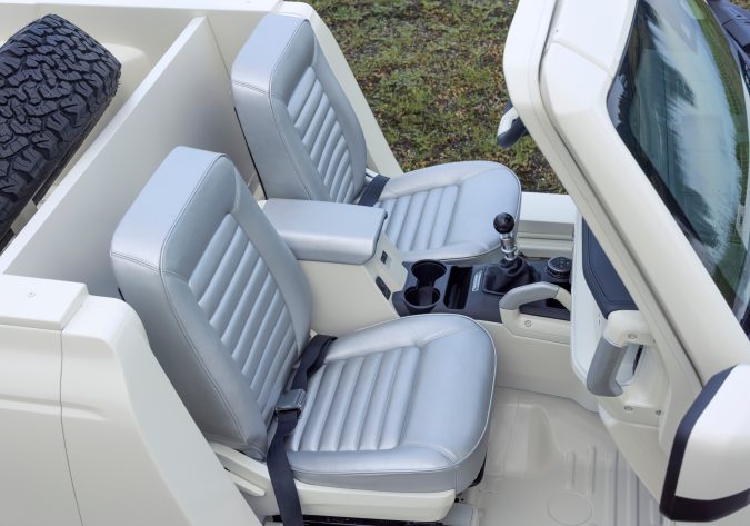 Ford Bronco Roadster OG Concept tiene asientos retro.