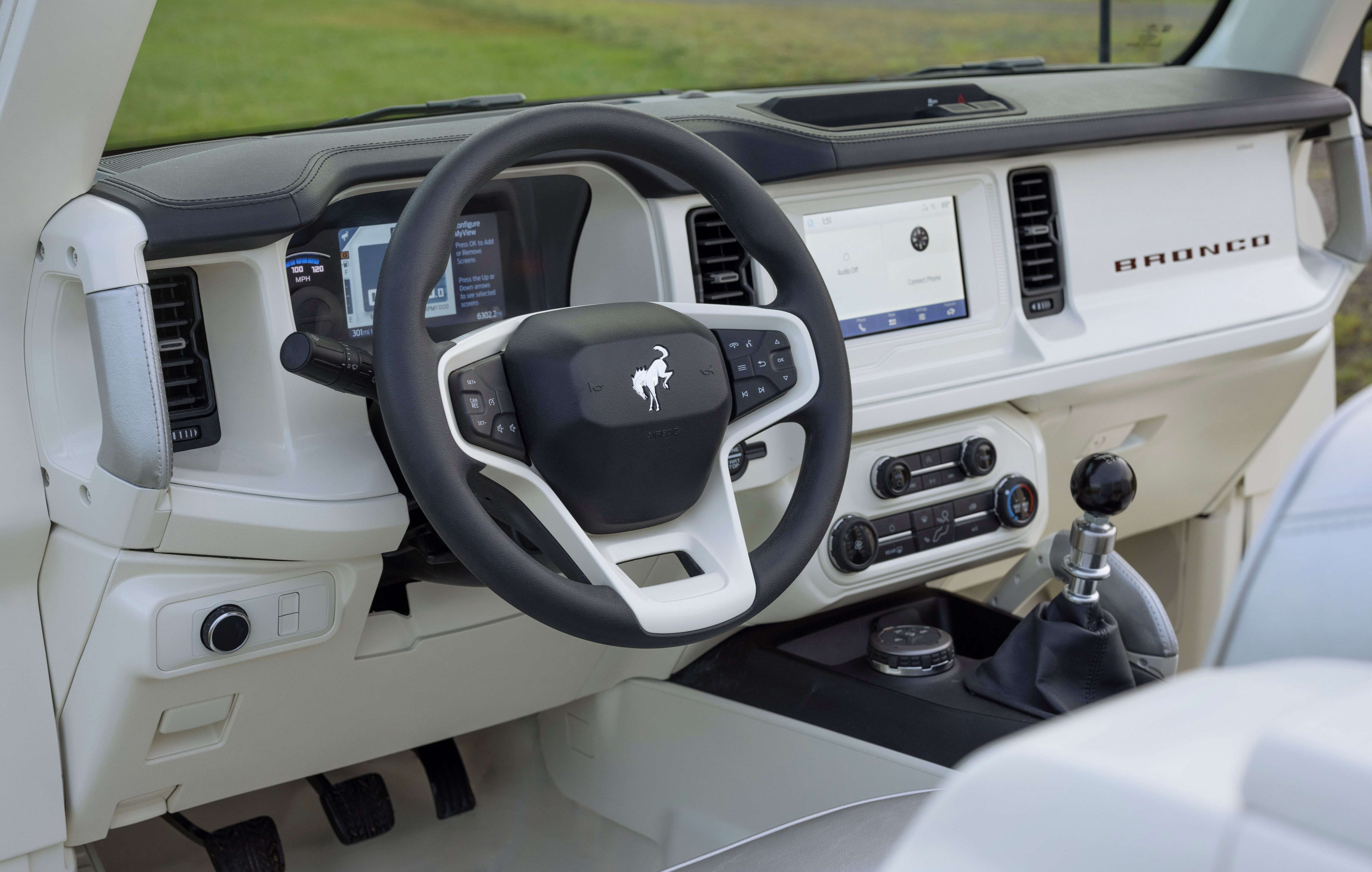 Ford Bronco Roadster OG Concept tiene un interior minimalista.
