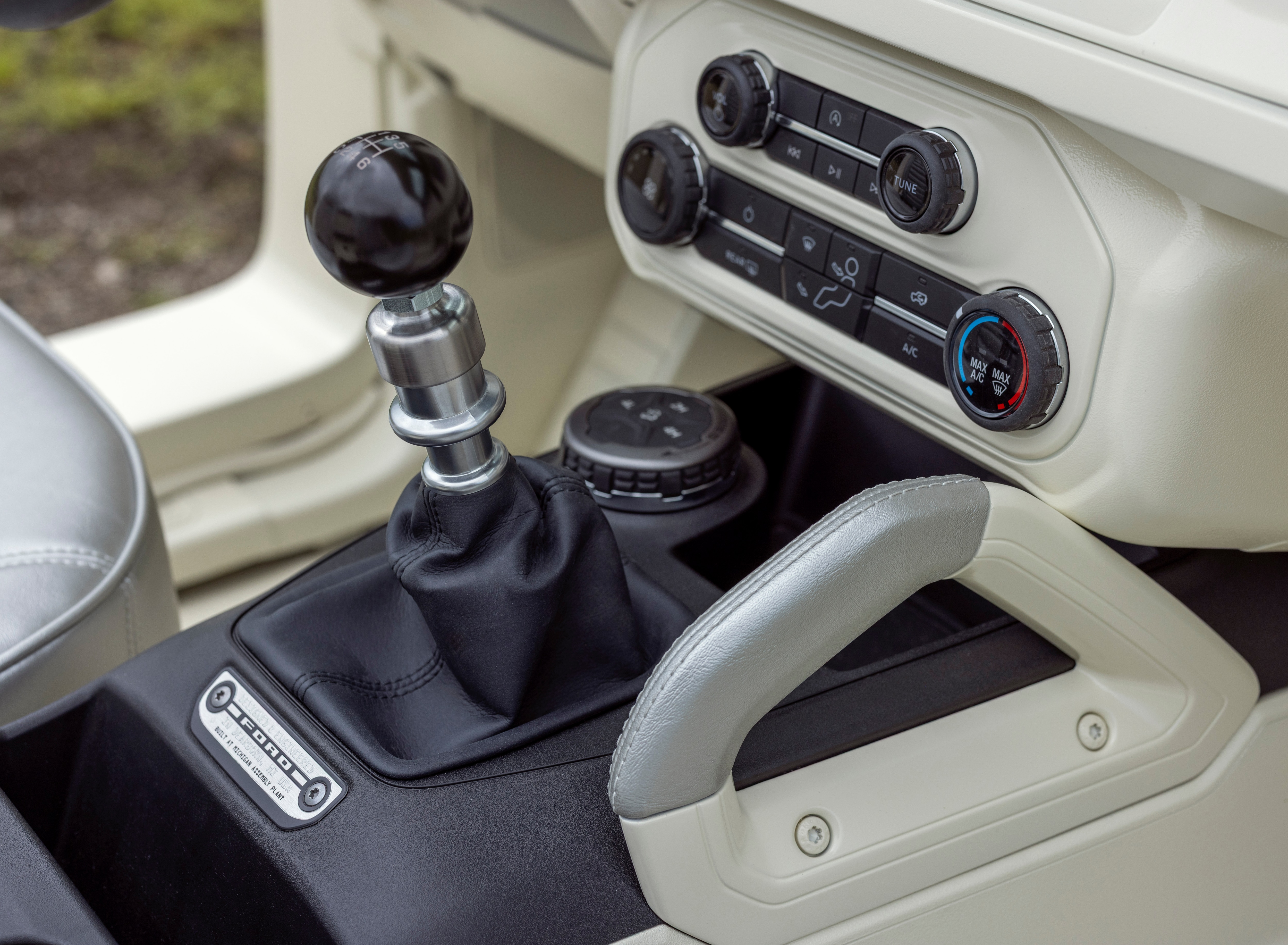 Ford Bronco Roadster OG Concept tiene una transmisión manual.