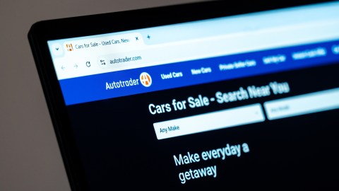 Organiza eventos virtuales y destaca al vender autos en la web.