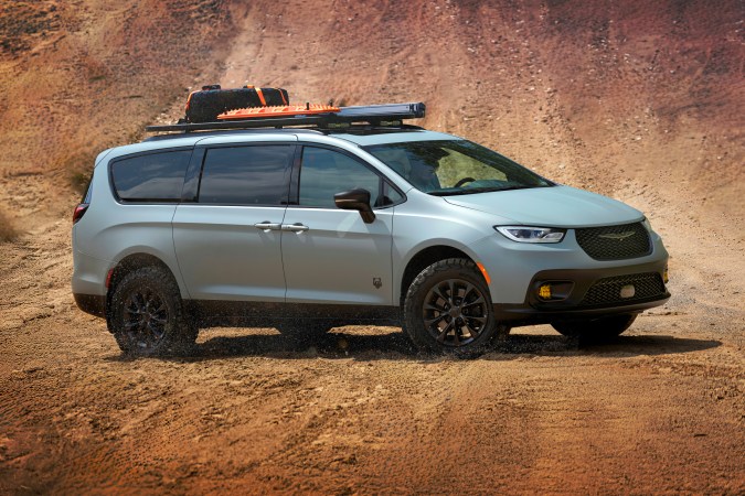 Chrysler Pacifica Grizzly Peak concept tiene varios accesorios para acampar.