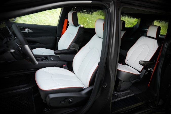 Chrysler Pacifica Grizzly Peak concept los asientos son de cuero.