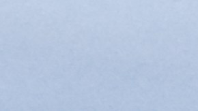 Cierre del logotipo de Mercedes Benz y la parrilla del auto.