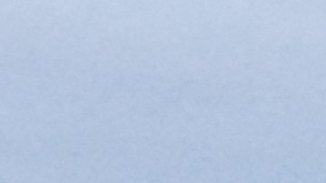 Cierre del logotipo de Mercedes Benz y la parrilla del auto.