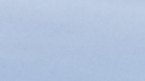 Cierre del logotipo de Mercedes Benz y la parrilla del auto.