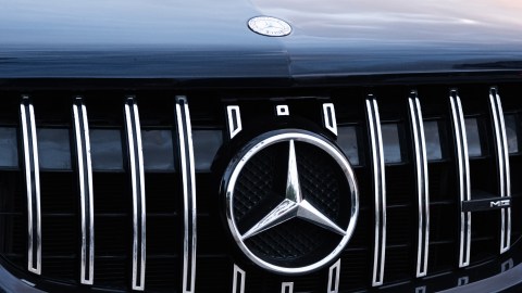 Cierre del logotipo de Mercedes Benz y la parrilla del auto.