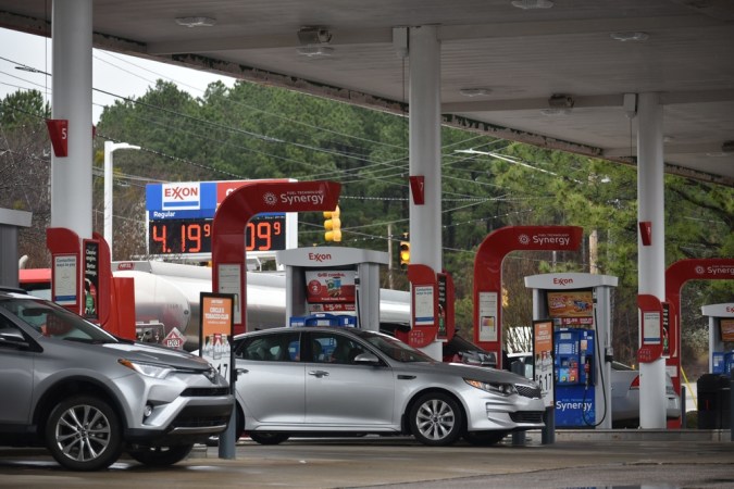 Aprovecha las mañanas frías para cargar más gasolina.