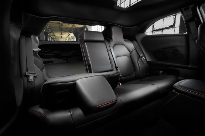 Dodge Charger ScatPack 2026 tiene un buen espacio interior.