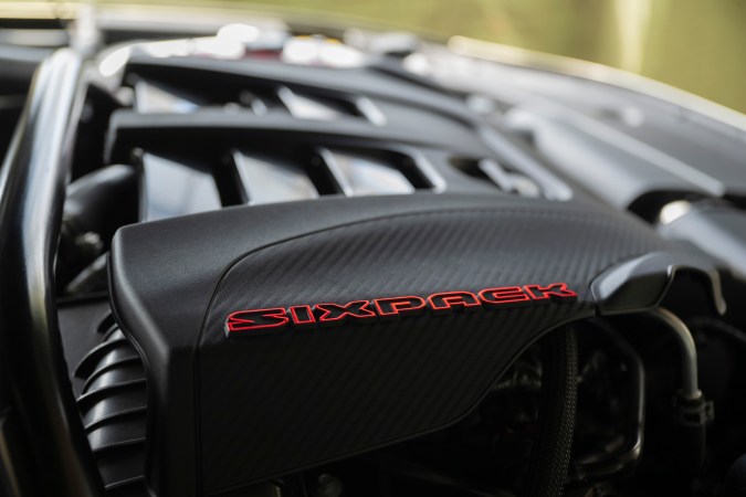 Dodge Charger ScatPack 2026 con motor seis cilindros.