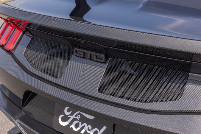Ford Mustang GTD Liquid Carbon se sustituyó la pintura para dejar la fibra de carbono al descubierto.