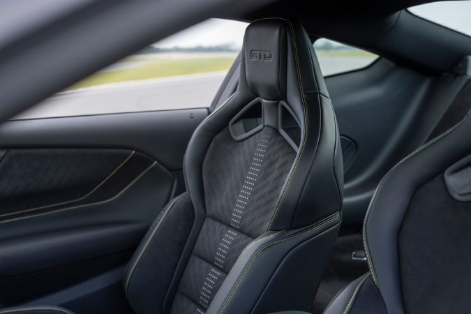 Ford Mustang GTD Liquid Carbon todo el interior es negro como el carbón.