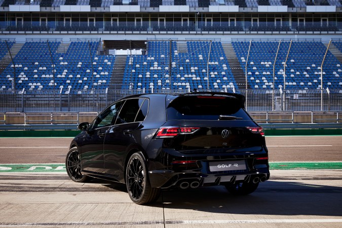 VW Golf R 2025: tecnología IQ Drive y modo Drift para una experiencia inolvidable.