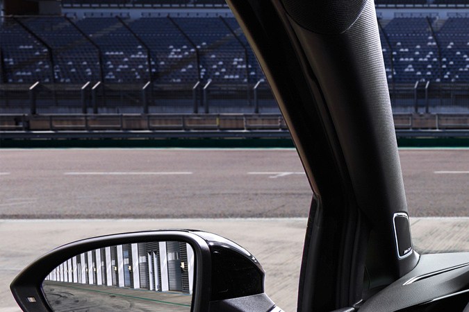 Volkswagen Golf R 2025: interior premium y pantalla flotante para los amantes de la tecnología.