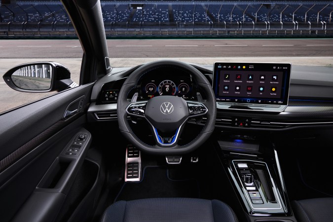 Volkswagen Golf R 2025: interior premium y pantalla flotante para los amantes de la tecnología.