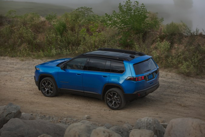 Jeep Cherokee 2026 tiene un diseño inspirado en lo retro.