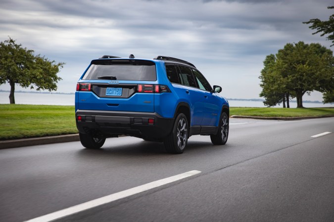 Jeep Cherokee 2026 tiene líneas más rectas.