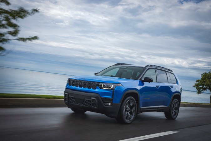 Jeep Cherokee 2026 tiene una autonomía de más de 500 millas con sistema híbrido.